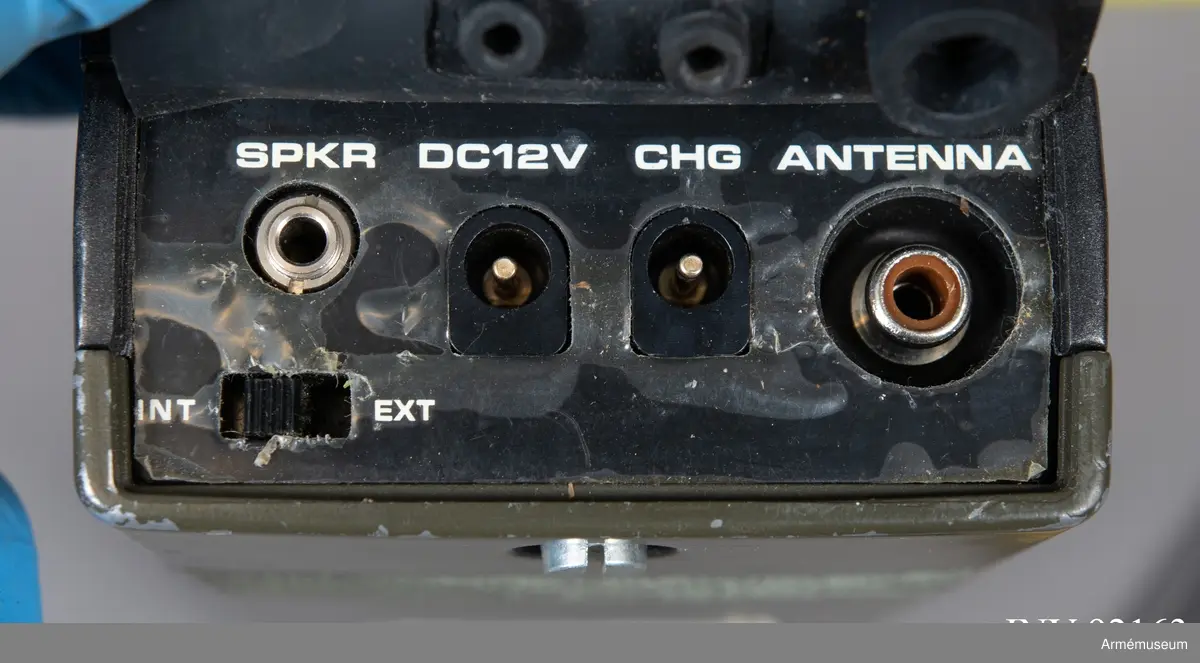 2 st Ra 175. Ursprungligen en civil "PR-radio” omtrimmad till 30 MHz. Lätt, bärbar och batteridriven station. Har använts inom hemvärnet och armén som skjutfältsradio där den särskilt uppskattades på grund av sin användarvänlighet och lätthet. Införd och använd under 1980-talet. Apparaten ska då vara godkänd men användaren behöver inget tillstånd. Ej krypterad och kan störas och avlyssnas. Ultrakortvågsradio som ersatte och kompletterade den tyngre och otympligare Ra 122.