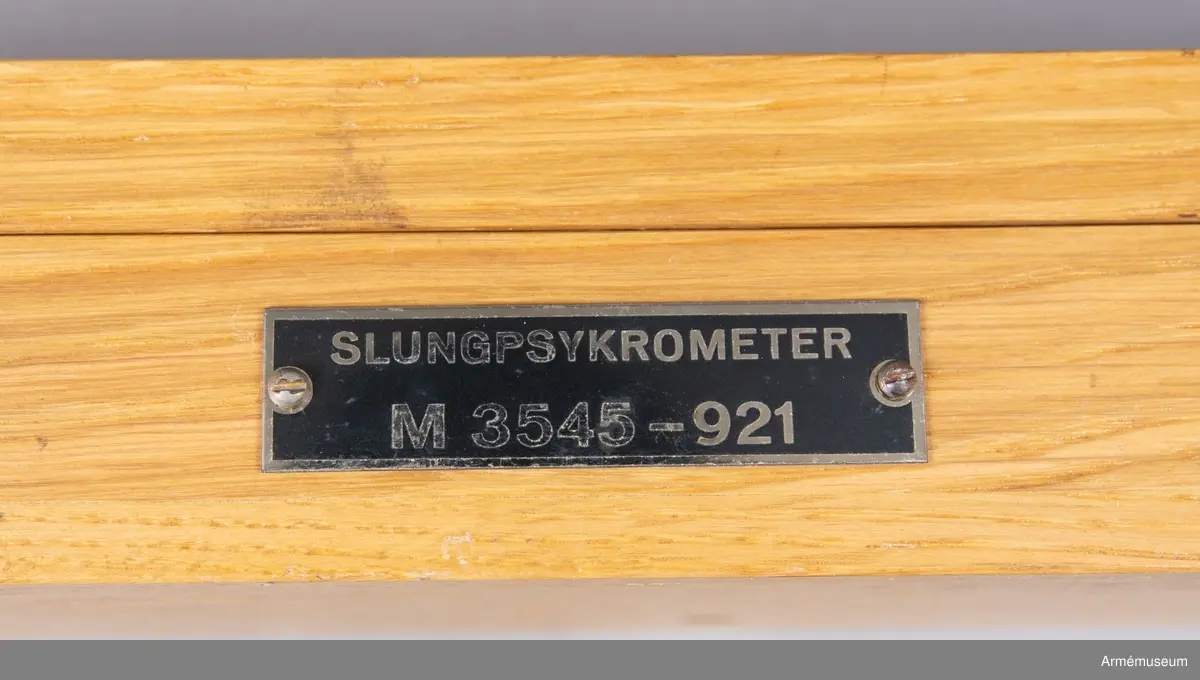 Slungpsykrometer med tillhörande låda, instruktion, korrektionstabell med leveranskontroll och kalibrering samt psykrometertabell. 

Slungpsykrometern består av psykrometerstativ med fästskruvar, handtag med låsskruv samt två termometrar. Se bifogade länkade filer.