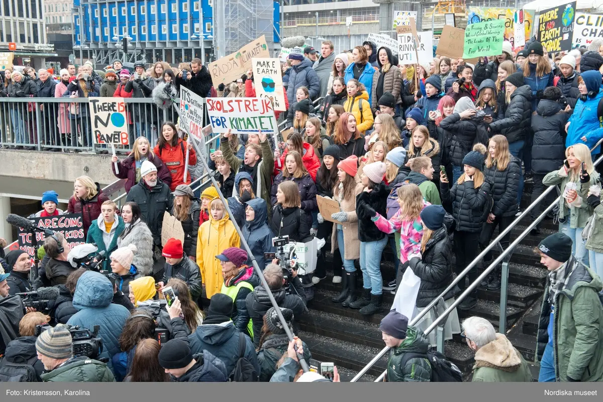 Klimatstrejk, skolstrejk. Skolungdomar tågar från Sergels torg till Mynttorget. Den globala ungdomsledda rörelsen Fridays for future och dess grundare Greta Thunberg är på plats.