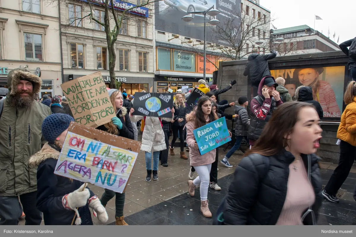 Klimatstrejk, skolstrejk. Skolungdomar tågar från Sergels torg till Mynttorget. Den globala ungdomsledda rörelsen Fridays for future och dess grundare Greta Thunberg är på plats.