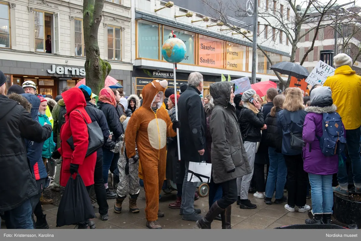 Klimatstrejk, skolstrejk. Skolungdomar tågar från Sergels torg till Mynttorget. Den globala ungdomsledda rörelsen Fridays for future och dess grundare Greta Thunberg är på plats.