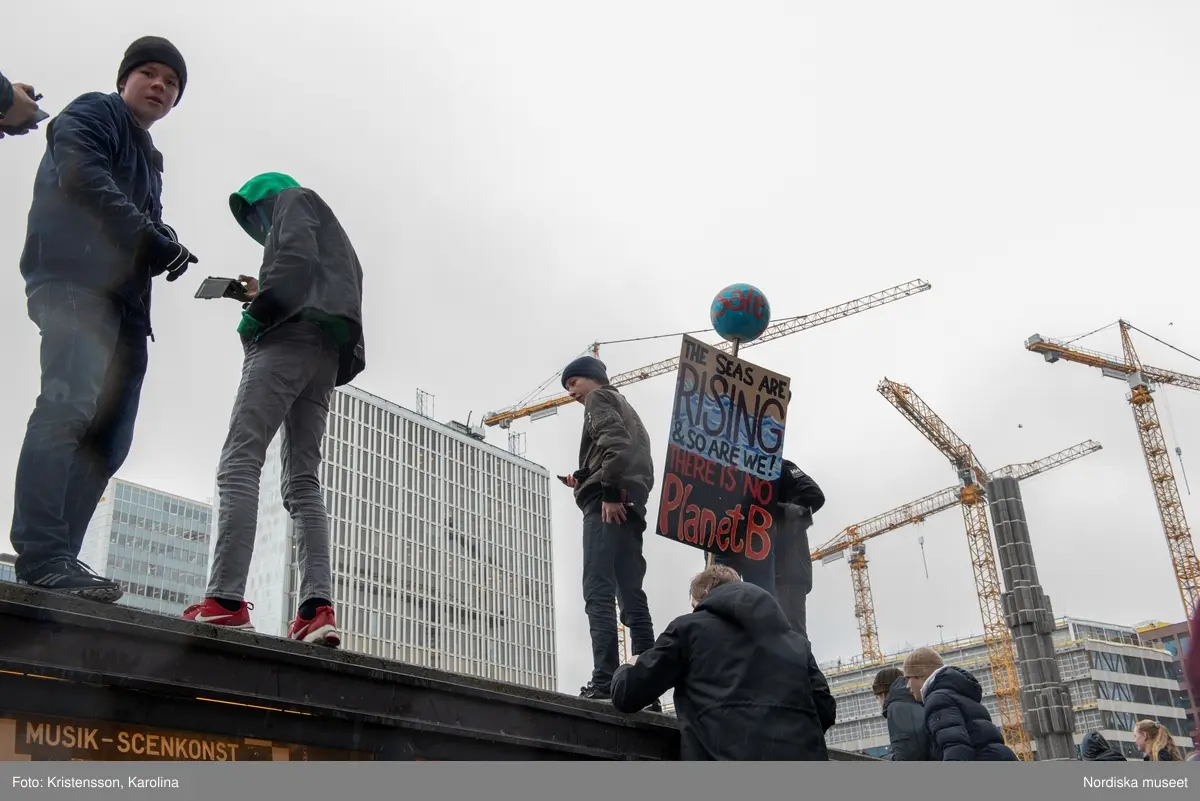 Klimatstrejk, skolstrejk. Skolungdomar tågar från Sergels torg till Mynttorget. Den globala ungdomsledda rörelsen Fridays for future och dess grundare Greta Thunberg är på plats.