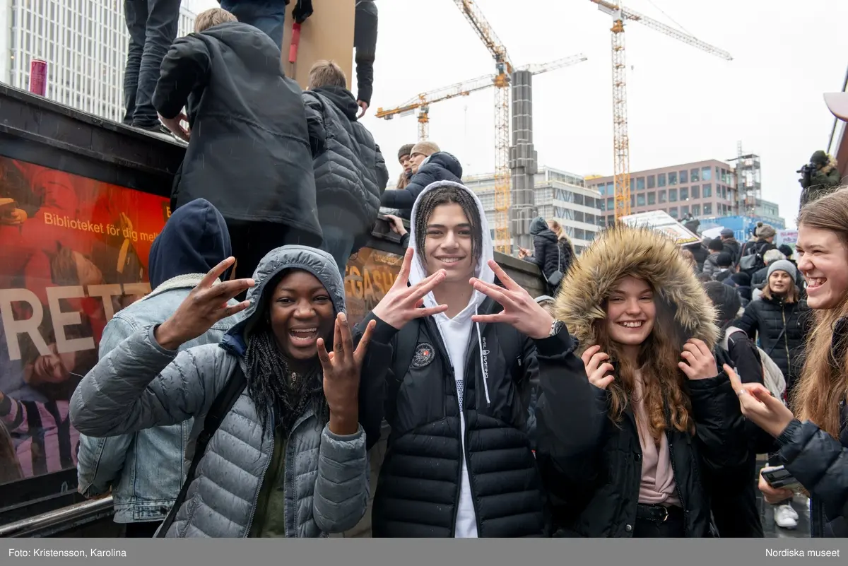 Klimatstrejk, skolstrejk. Skolungdomar tågar från Sergels torg till Mynttorget. Den globala ungdomsledda rörelsen Fridays for future och dess grundare Greta Thunberg är på plats.