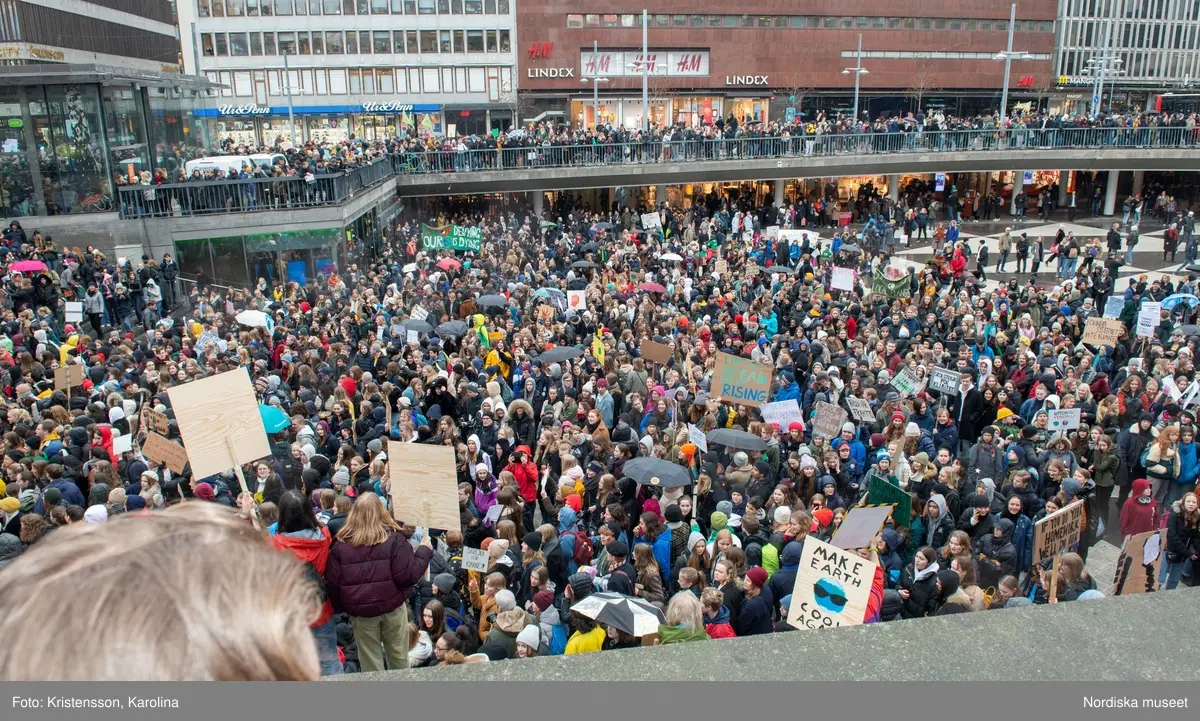 Klimatstrejk, skolstrejk. Skolungdomar tågar från Sergels torg till Mynttorget. Den globala ungdomsledda rörelsen Fridays for future och dess grundare Greta Thunberg är på plats.