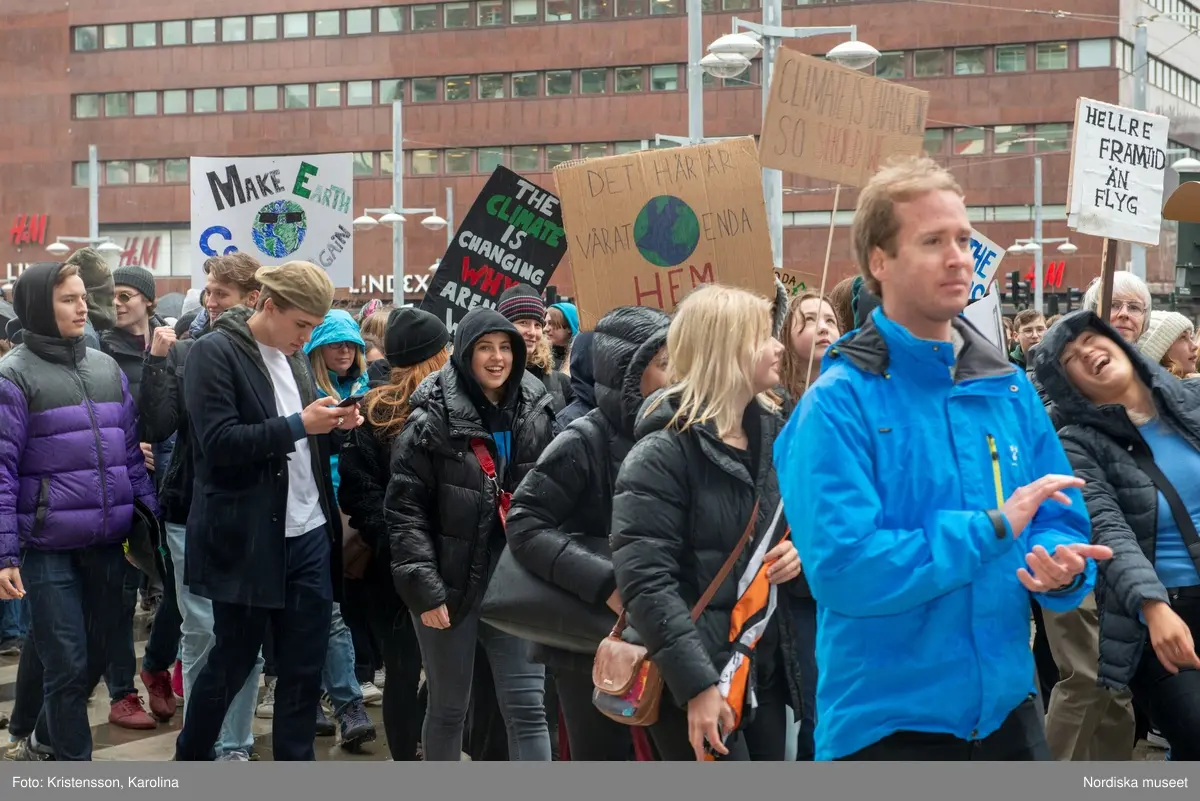 Klimatstrejk, skolstrejk. Skolungdomar tågar från Sergels torg till Mynttorget. Den globala ungdomsledda rörelsen Fridays for future och dess grundare Greta Thunberg är på plats.