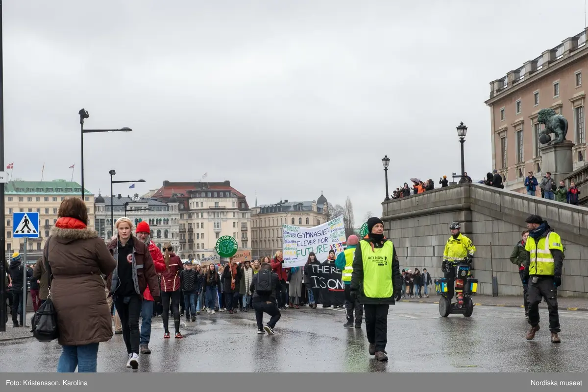 Klimatstrejk, skolstrejk. Skolungdomar tågar från Sergels torg till Mynttorget. Den globala ungdomsledda rörelsen Fridays for future och dess grundare Greta Thunberg är på plats.