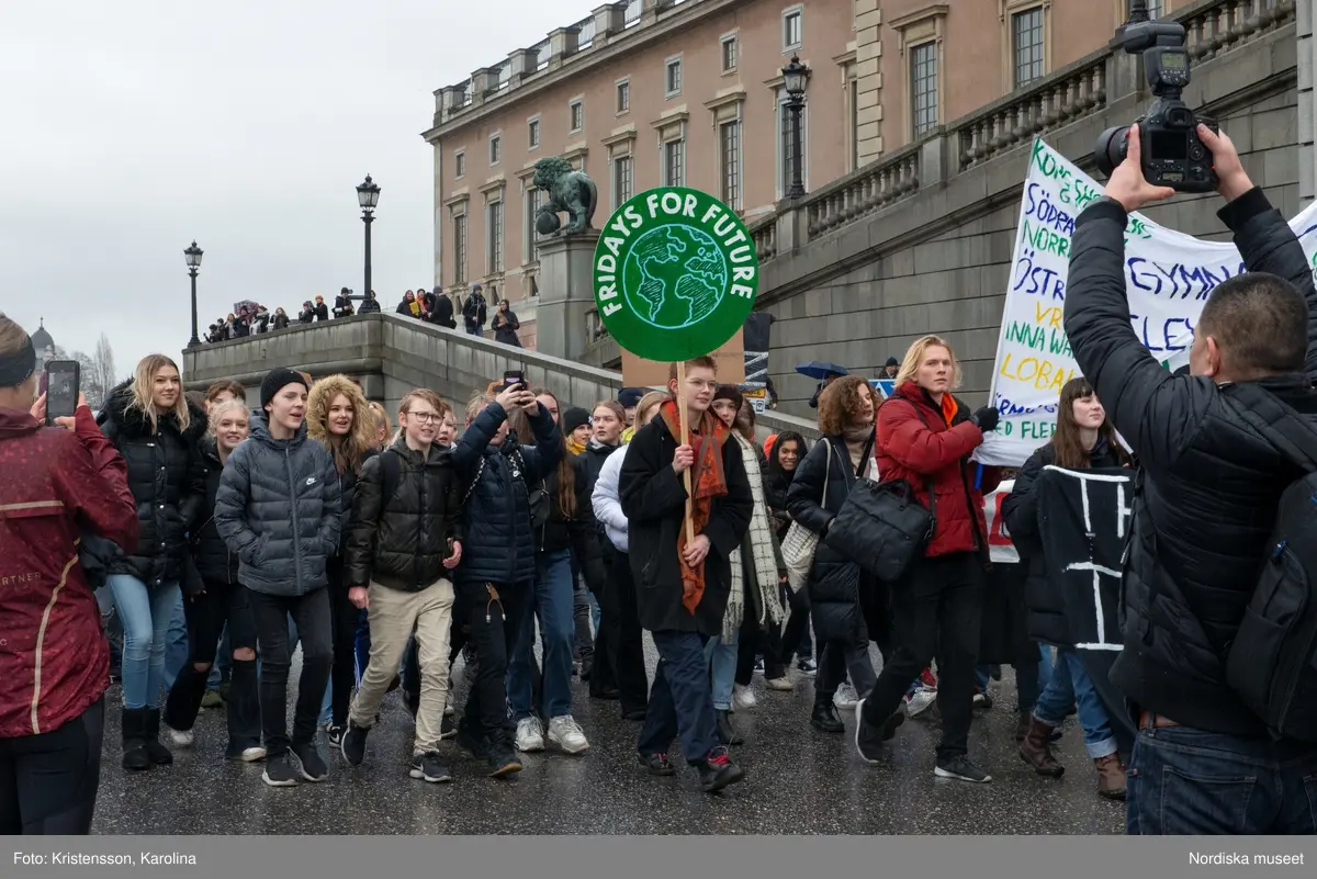 Klimatstrejk, skolstrejk. Skolungdomar tågar från Sergels torg till Mynttorget. Den globala ungdomsledda rörelsen Fridays for future och dess grundare Greta Thunberg är på plats.