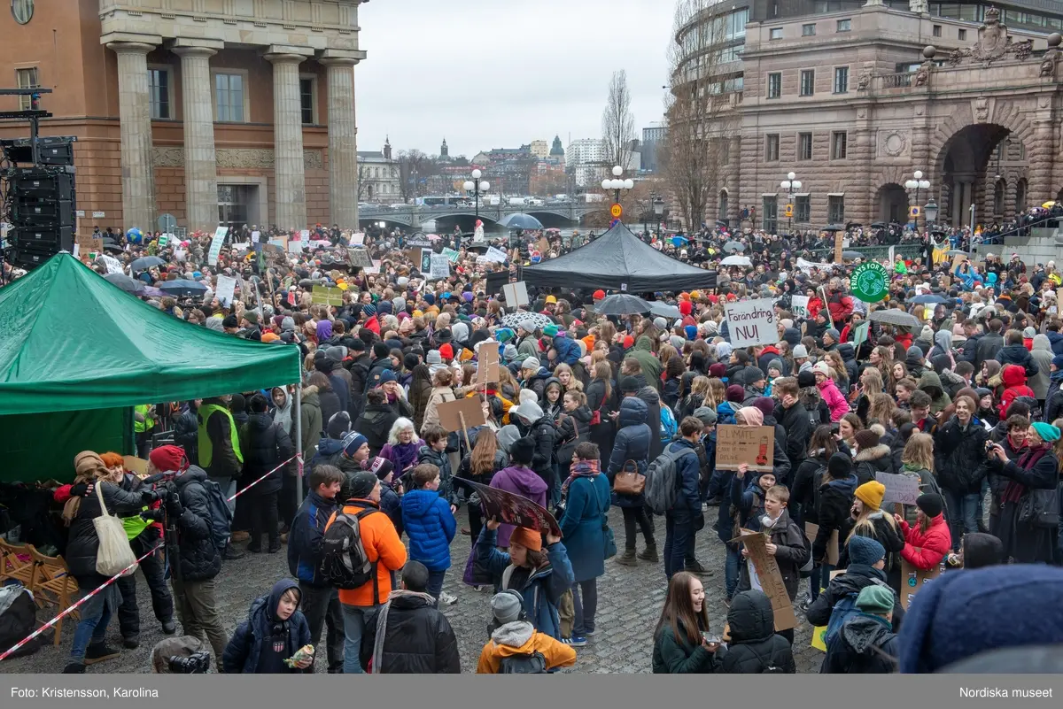 Klimatstrejk, skolstrejk. Skolungdomar tågar från Sergels torg till Mynttorget. Den globala ungdomsledda rörelsen Fridays for future och dess grundare Greta Thunberg är på plats.