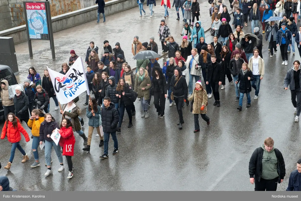 Klimatstrejk, skolstrejk. Skolungdomar tågar från Sergels torg till Mynttorget. Den globala ungdomsledda rörelsen Fridays for future och dess grundare Greta Thunberg är på plats.