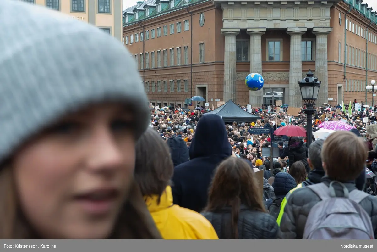 Klimatstrejk, skolstrejk. Skolungdomar tågar från Sergels torg till Mynttorget. Den globala ungdomsledda rörelsen Fridays for future och dess grundare Greta Thunberg är på plats.