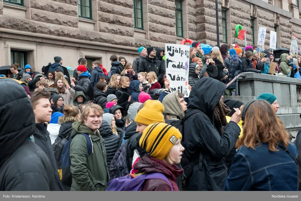 Klimatstrejk, skolstrejk. Skolungdomar tågar från Sergels torg till Mynttorget. Den globala ungdomsledda rörelsen Fridays for future och dess grundare Greta Thunberg är på plats.