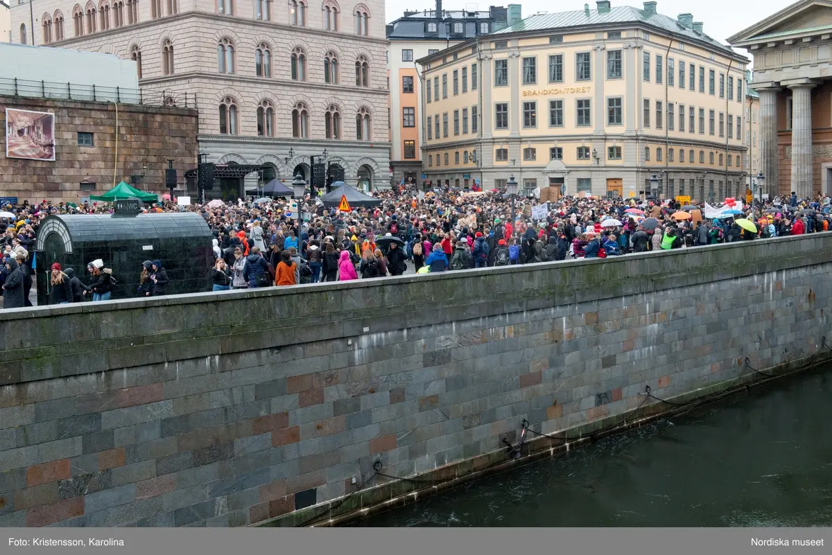 Klimatstrejk, skolstrejk. Skolungdomar tågar från Sergels torg till Mynttorget. Den globala ungdomsledda rörelsen Fridays for future och dess grundare Greta Thunberg är på plats.