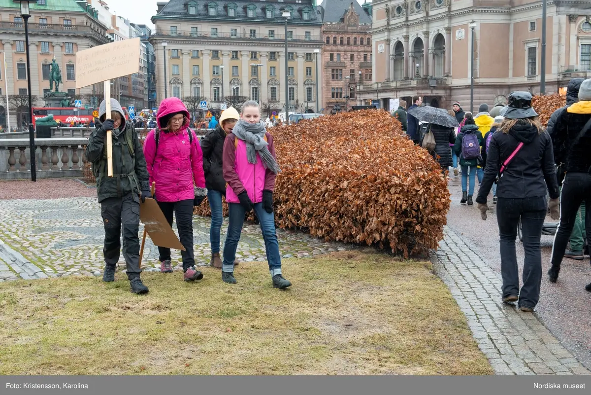 Klimatstrejk, skolstrejk. Skolungdomar tågar från Sergels torg till Mynttorget. Den globala ungdomsledda rörelsen Fridays for future och dess grundare Greta Thunberg är på plats.