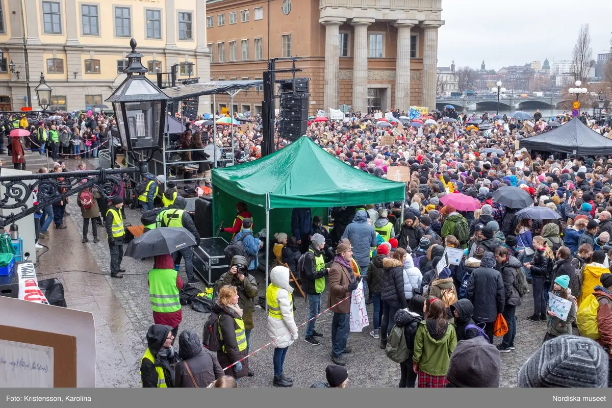 Klimatstrejk, skolstrejk. Skolungdomar tågar från Sergels torg till Mynttorget. Den globala ungdomsledda rörelsen Fridays for future och dess grundare Greta Thunberg är på plats.