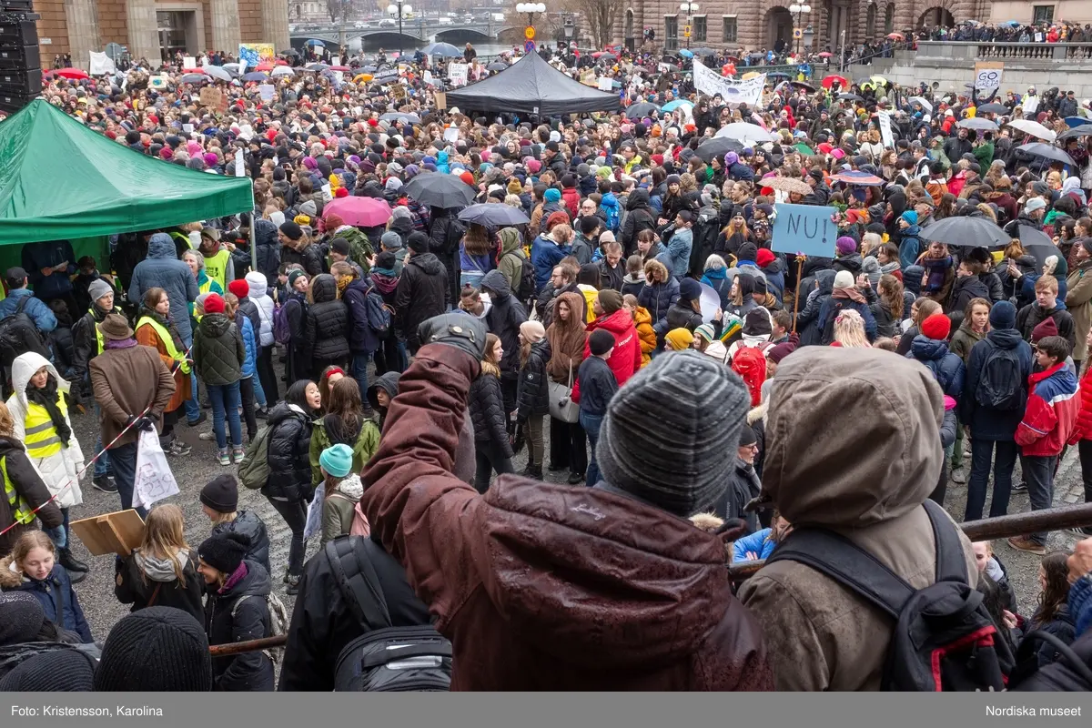 Klimatstrejk, skolstrejk. Skolungdomar tågar från Sergels torg till Mynttorget. Den globala ungdomsledda rörelsen Fridays for future och dess grundare Greta Thunberg är på plats.