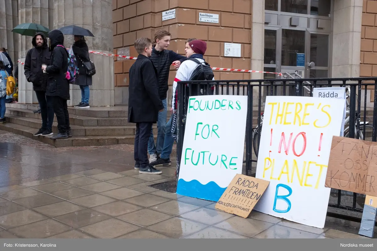 Klimatstrejk, skolstrejk. Skolungdomar tågar från Sergels torg till Mynttorget. Den globala ungdomsledda rörelsen Fridays for future och dess grundare Greta Thunberg är på plats.