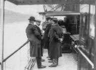 Albert Petersson med følge på båtdekk innover Hardangerfjord