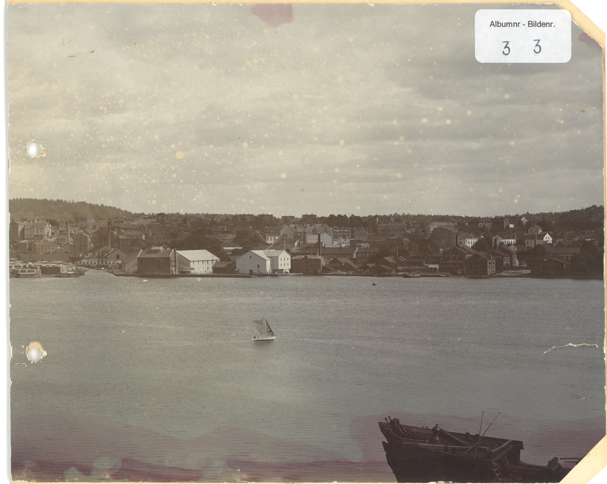 Utsikt fra Jeløy over Mossesundet. Bildeserie.
Fotograf har stått ved gamle Moss Verft.
Detaljer: Kaivirksomhet, Moss kirke, Branntårnet, Folkeskolen, Klommesten, vannbasseng, Storgata.

