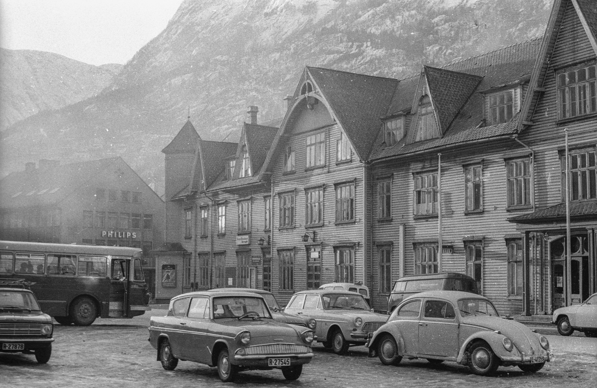 Parkeringsplassen ved Odda gamle rådhus, tidlegare Hotel Hardanger.