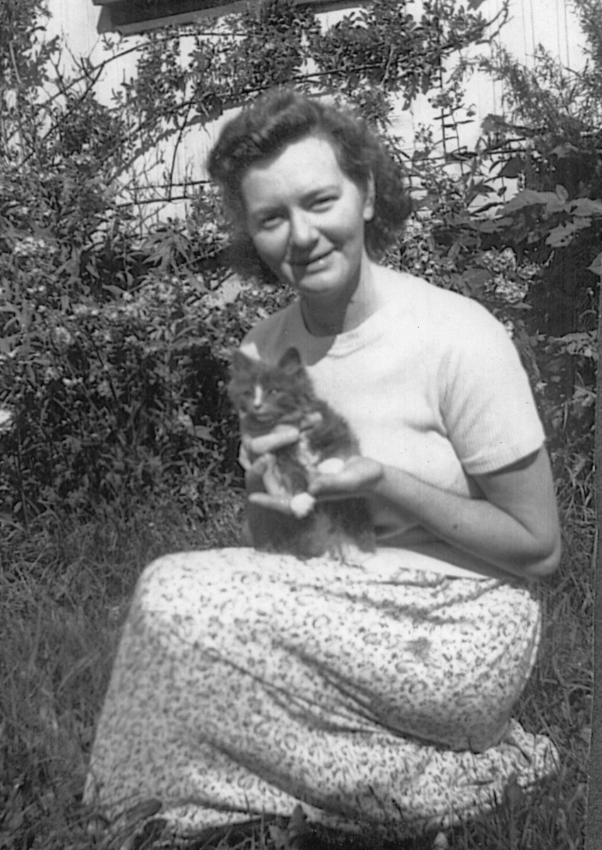 Ingeborg Schaatun med katt
