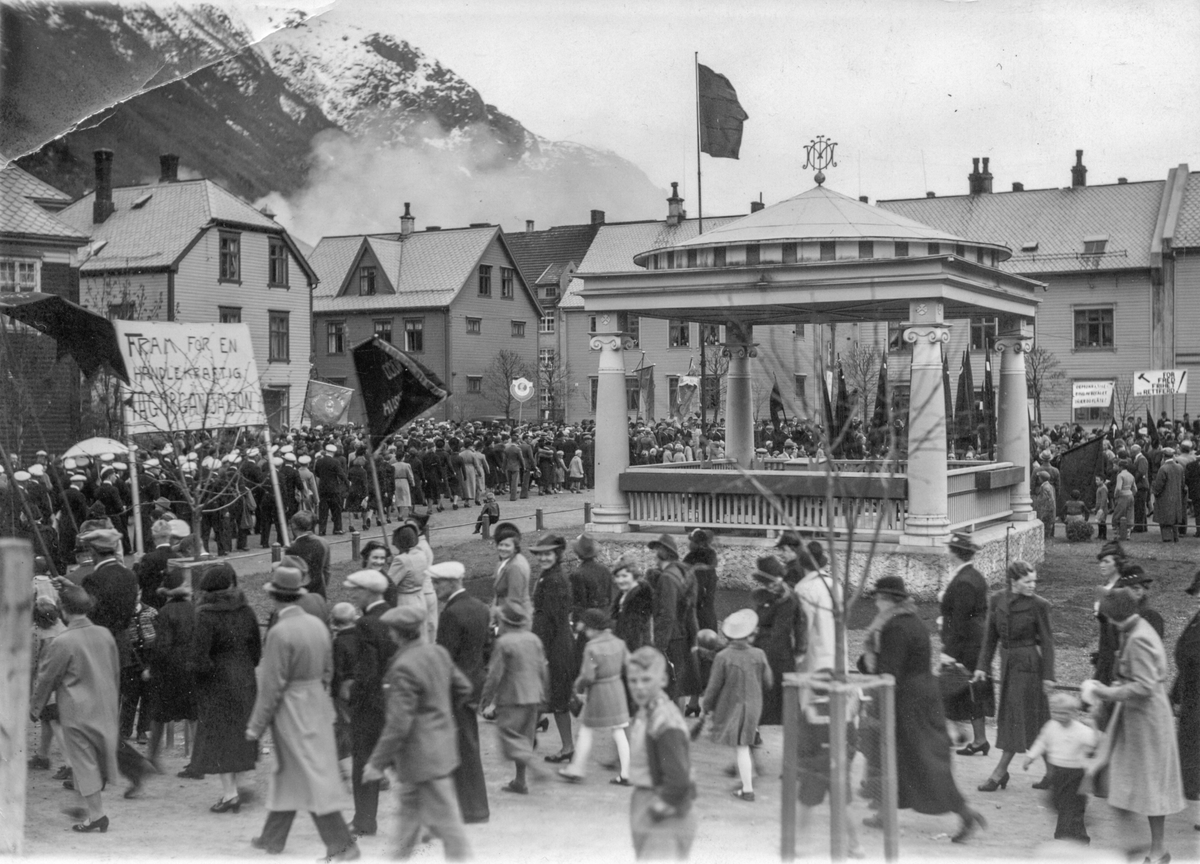 Opptog på 1. mai ved paviljongen som låg aust for barneskulen på Moen.