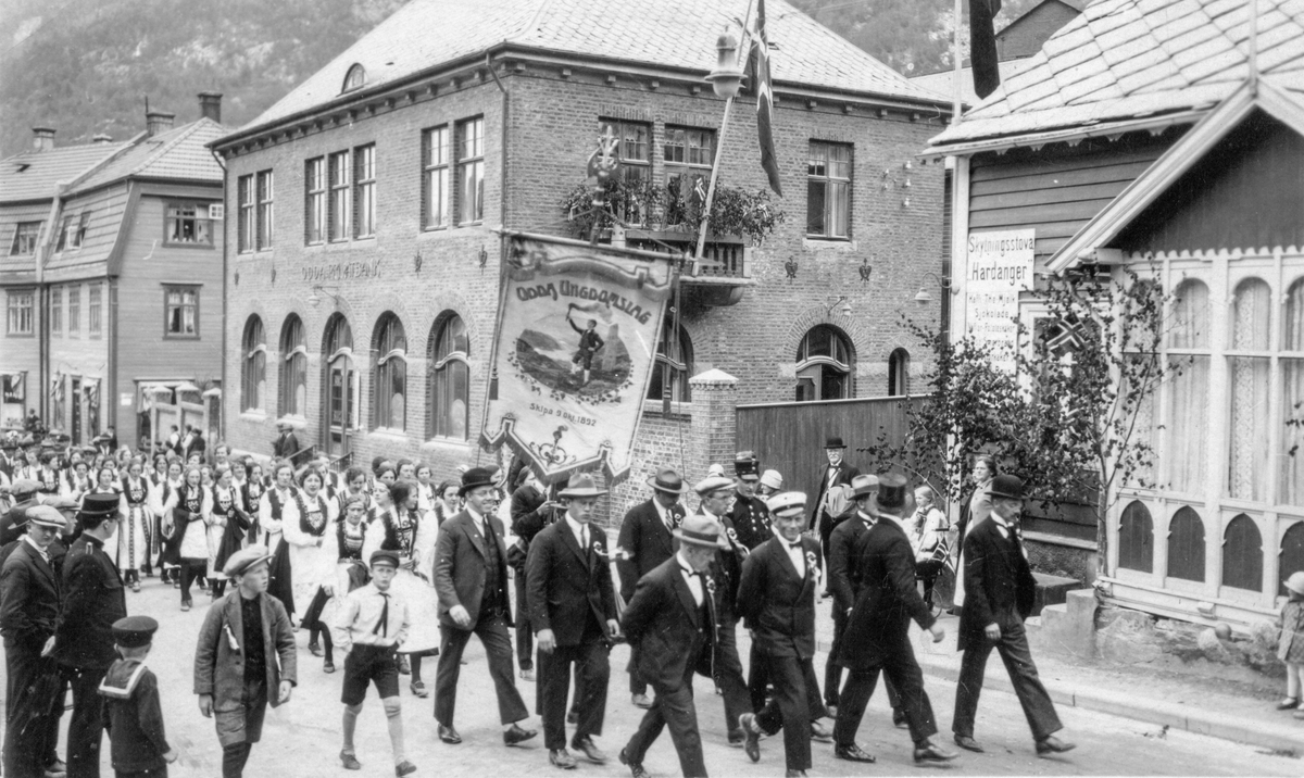 17. mai-tog i Røldalsvegen i Odda på 1920-talet. 