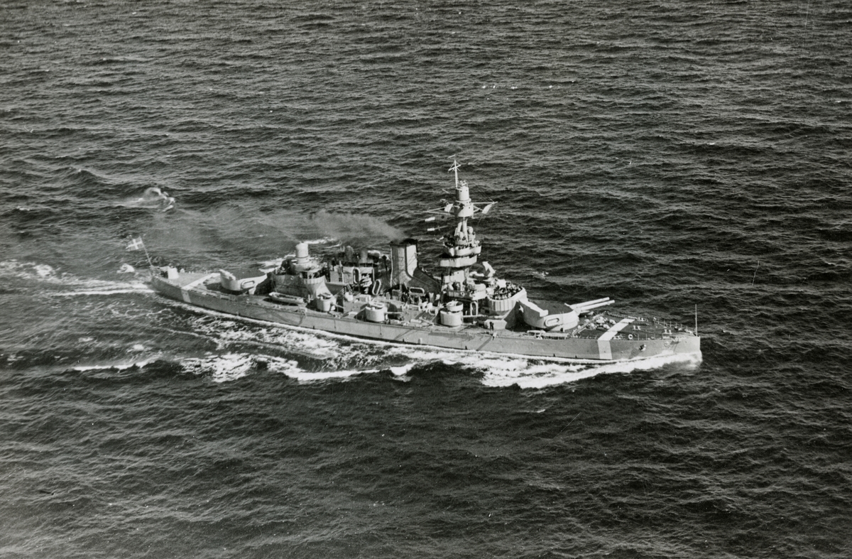 Pansarskeppet GUSTAF V under gång. Flygbild.