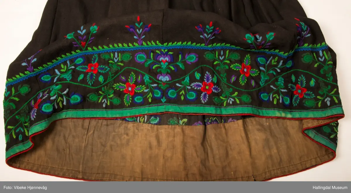 Den broderte borden består av en ranke med 14 blomster.