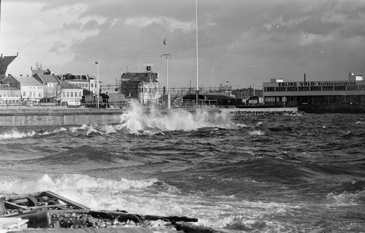 Hamar brygge, storm, bølger, Mjøsa.