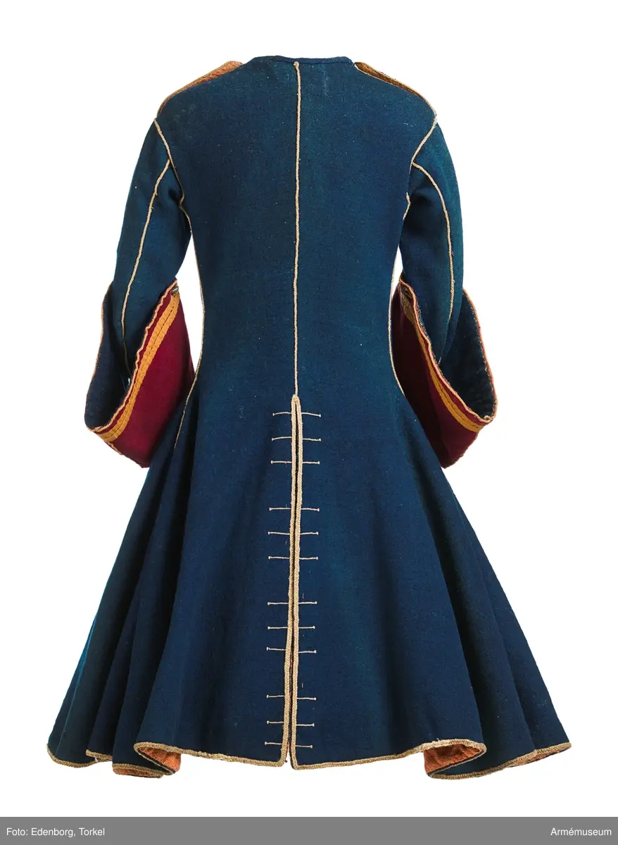 Grupp C I.
Uniformsrock-, Frankrike. Justaucorps, sannolikt 1680-t. Antal knappar i original: Knäppning mitt fram 23 st (ursprungligen 24). Rockens vänstra sida 4 st (urspr 6), den högra sidan 6 st, vänster yttersida 4 st (urspr 6), höger yttersida  3 st (urspr 6). Vänster och höger axel 1 st på var. Vänster och höger ärm 4 st  på var ärm. /AA nov 1986.