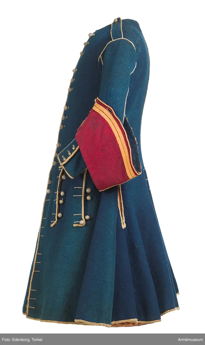 Grupp C I.
Uniformsrock-, Frankrike. Justaucorps, sannolikt 1680-t. Antal knappar i original: Knäppning mitt fram 23 st (ursprungligen 24). Rockens vänstra sida 4 st (urspr 6), den högra sidan 6 st, vänster yttersida 4 st (urspr 6), höger yttersida  3 st (urspr 6). Vänster och höger axel 1 st på var. Vänster och höger ärm 4 st  på var ärm. /AA nov 1986.