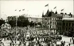 Vykort med motiv över Stora torget och invigningen av Gustav Adolfs staty i Sundsvall.