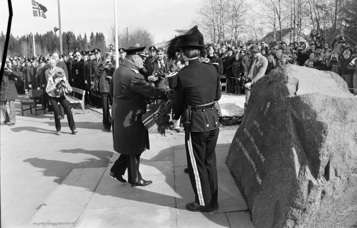 Kong Olav, Midtskogen Elverum, minnestund, kransenedleggelse, i forbindelse med hærens 350 års jubileum.