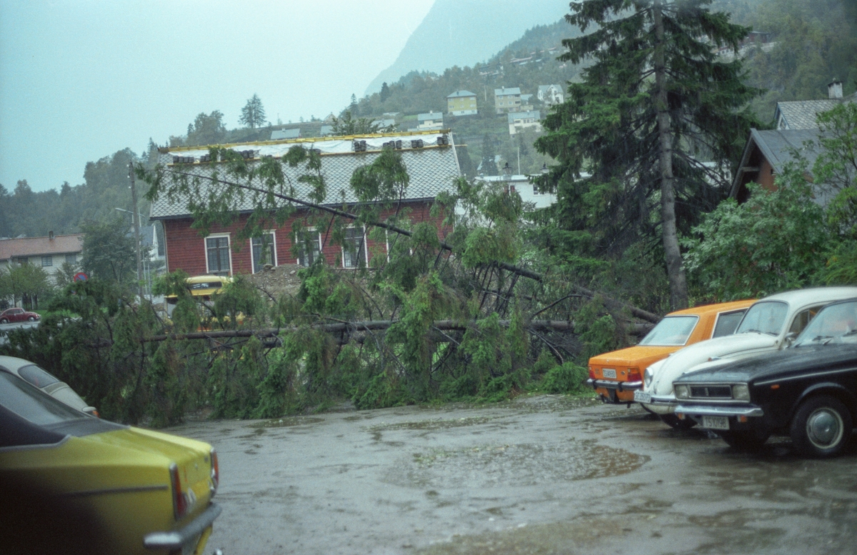 Parkeringsplass etter ein storm.