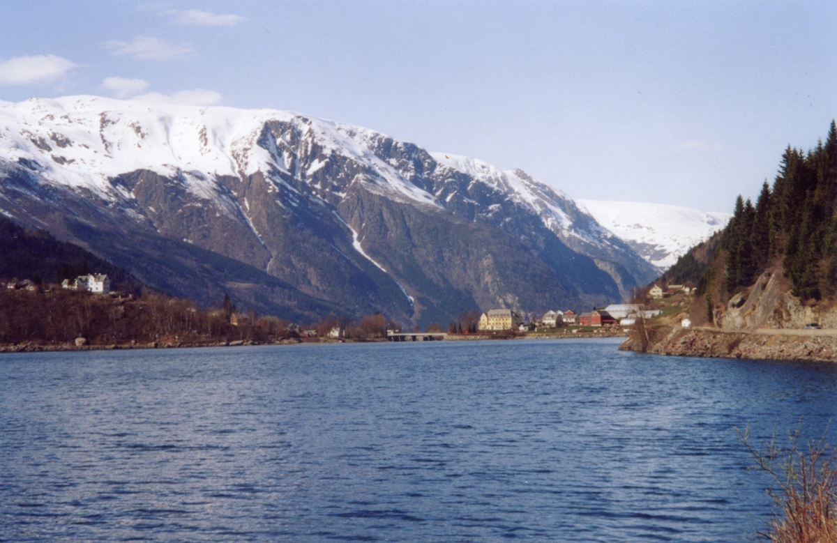 Odda Gamleheim i Vasstun sett frå Sandvinsvatnet.