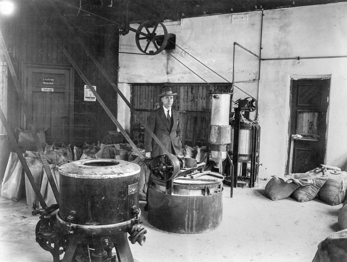 Kjemikar og ingeniør Erling B. Johnson i eit fabrikklokale. 