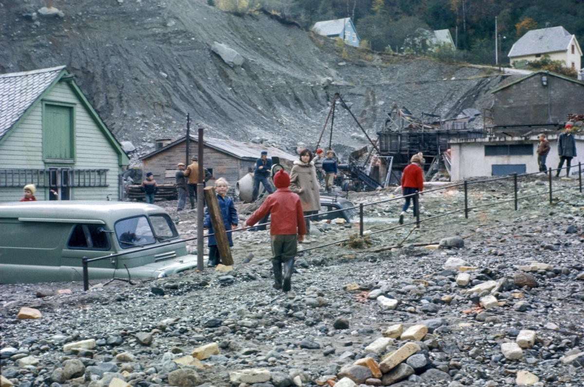 Oppryddingsarbeid på Nyland/Sandtaket etter flaumen i 1962.