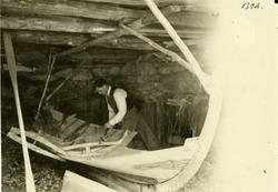 Båtbygger Anton J Austrheim klinker med to hammerer.