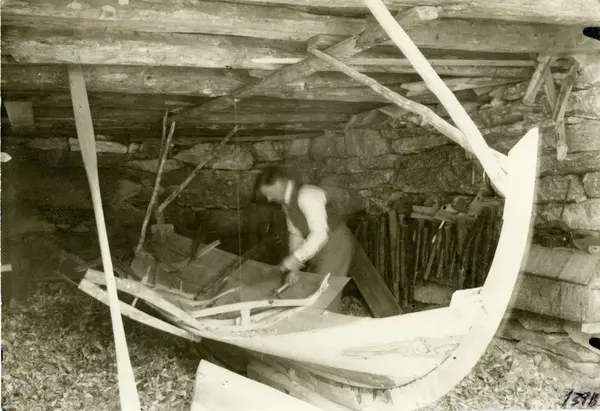 Båtbygger Anton J Austrheim klinker med to hammerer.