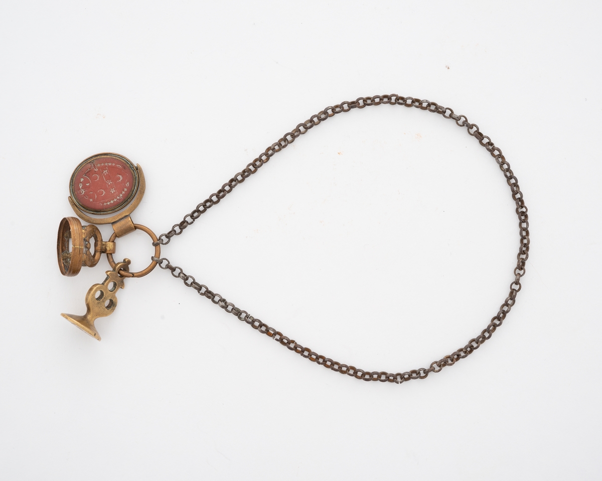 (B)våpenskjold, 2 fugler, plante, halvmåner mm