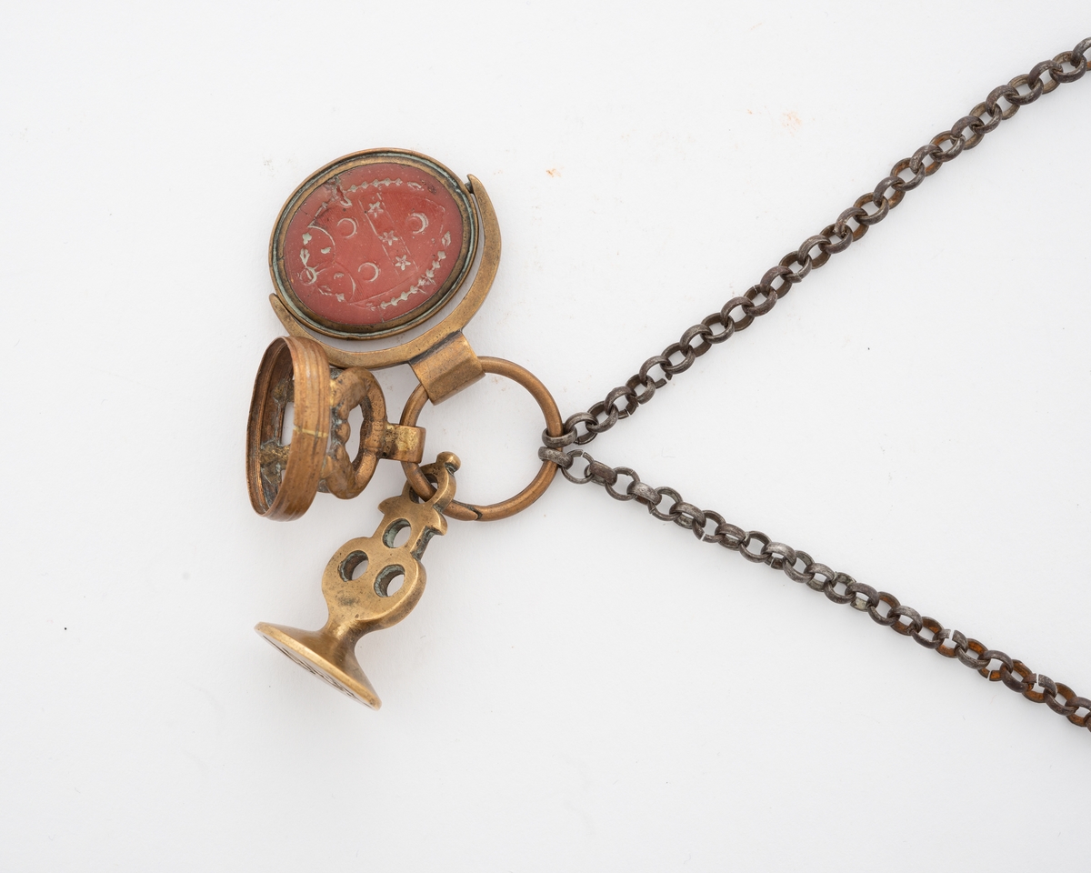 (B)våpenskjold, 2 fugler, plante, halvmåner mm