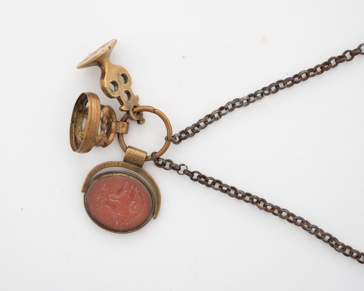 (B)våpenskjold, 2 fugler, plante, halvmåner mm