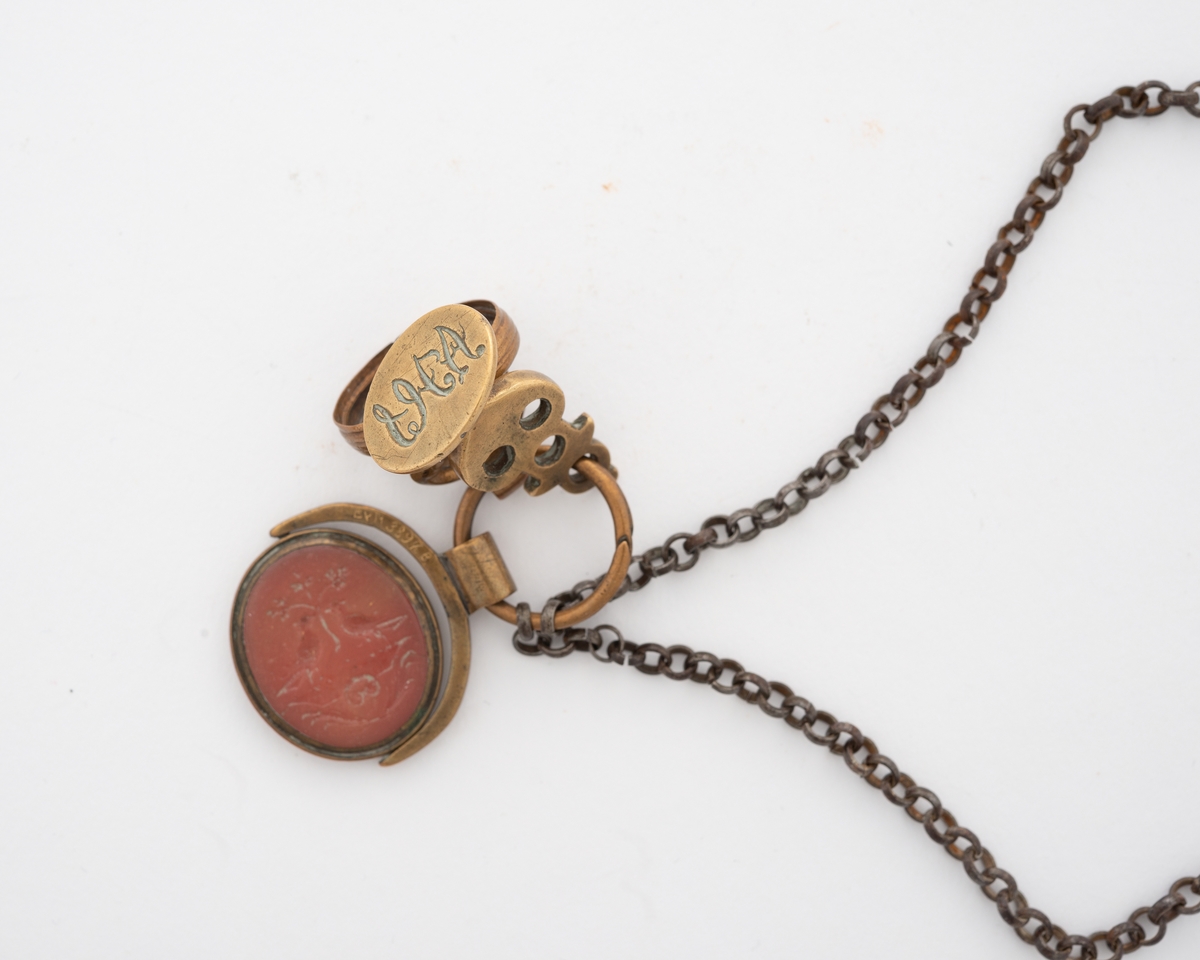 (B)våpenskjold, 2 fugler, plante, halvmåner mm