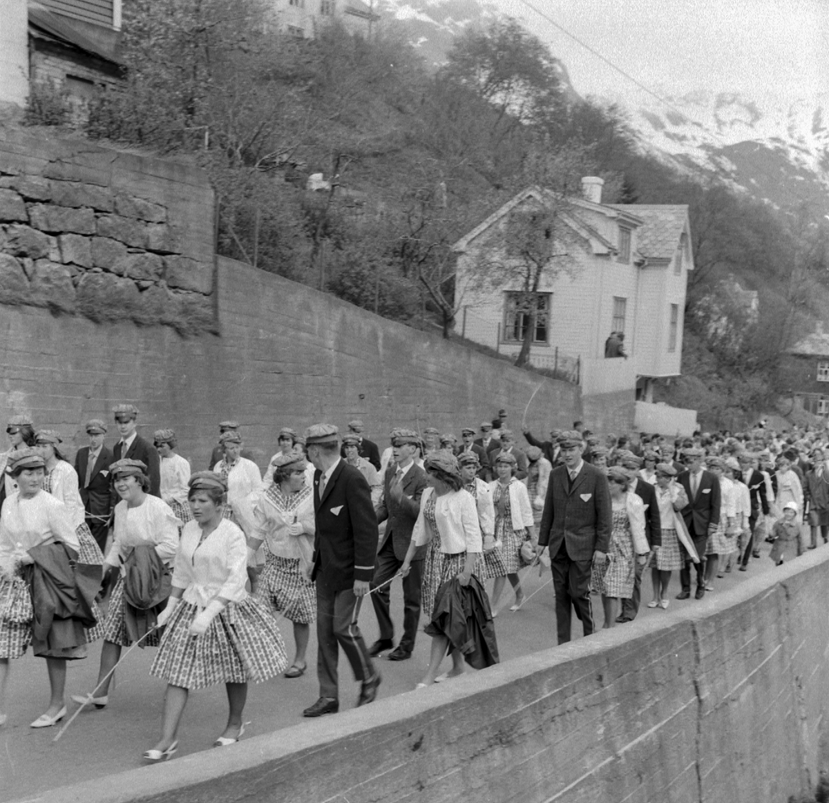 Grønnrussen 1962 i 17. mai-tog oppover mot Meierisvingen