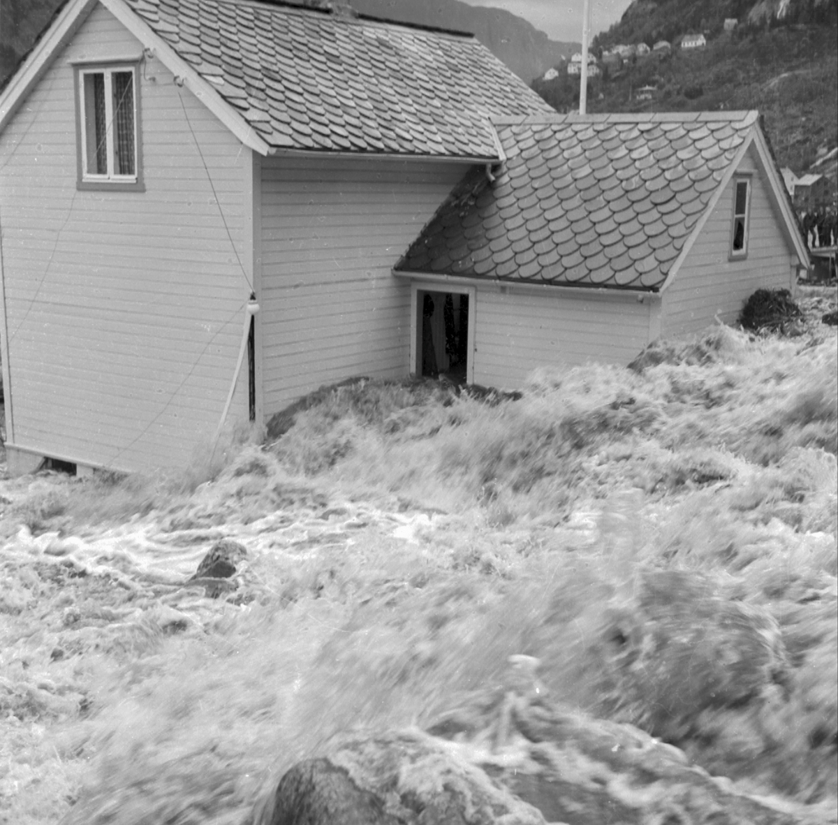 Bustadhus midt i flaumelva.