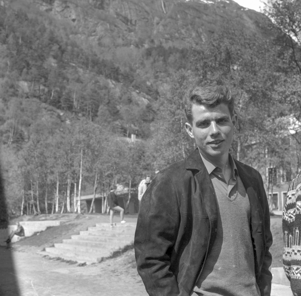 Lars Birger (Lasse) Engesæter på grusbanen framføre Odda høgre skule. 