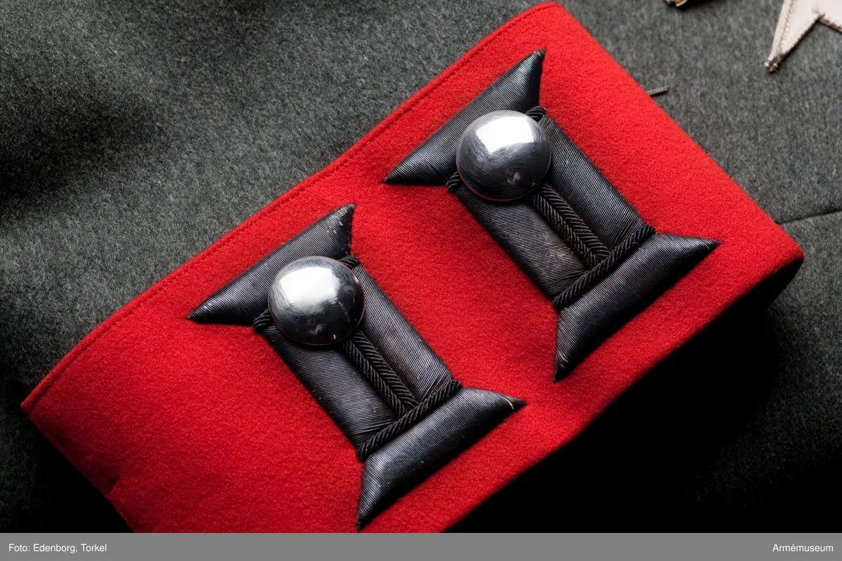 Grupp C.
1. Preussiska Gardesreg.
Av fältgrått tyg, åtsittande med tvärsöm i midjan. Rocken är  enradig och har åtta knappar. Båda bakfickorna har ett tvåuddigt  lock med tre knappar. På bröstet finns många öglor i dessa är  till för ordnar och nedaljer. Under öglorna ett kors av vitt  tyg.
Den ena ärmen är kortare än den andra. Kejsar Wilhelm hade  nämligen en förkrympt arm.  Foder av grönt siden med en ficka innerficka på bröstet. Bälte av samma tyg med två knappar. Baktill finns också en inre  ficka. Knappar, silverfärgade, 2 cm i diameter. På bröstet, fickorna och ärmuppslagen knappar av större modell. På axlarna mindre  knappar. Baksidan av knapparna har inskriften "J. Robrecht,  Berlin". Kragen är upprättstående med raka vinklar av rött tyg med grön passpoal på kragens övre kant samt tre hyskor och hakar. Den är  fodrad med grönt tyg. Passpoal röda, längs rockens främre kant och de bakre fickornas lock.  Ärmuppslag (svensk modell) rakskurna av rött tyg, nio cm höga  med två silverbroderade knapphål (2.5 cm breda 6 cm långa) och  två knappar.
LITT Deutschlands Armée in feldgrauer. Kriegs und Friedens Uniform T. Canberg. Sid 3.7. Den fältgrå uniformen infördes i tyska  armén enligt dagorder av den 1915-09-21. Vapenrockens skärning krage, axelklaffar och ärmuppslag överenstämmer med den äldre blå uniformens. Bild 2: officer vid Gardesregement till fot i uniform m/1915. Arméenalbum I Die Deutsche Armée in ihren neuen Feld und  Friedensuniformen. Sid 3,10. Vapenrock kort beskrivning. Första bladet med olika uniformer (Den 8:e figuren uniform för officer vid 1:e Gardersregerementet. Sid 36 axelklaffar för vid 1:a Gardesregementet med rand (på fodret) av silvergalon och  foder av vitt tyg. Das Deutsche Reichsheer in Bild und Wort darstellt G. Krickel.  Sid 2.1. Namnchiffer för Generaladjutant "gotiskt "W"  (Namnchiffer för Wilhelm I som regerade 1861-88 ), i guldfärgat metall med två korslagda marskalkstavar av samma metall  fältmarskalks kännetecken. Fig. 2 och 5. Regementet grundades enligt en dagorder av 9:e och 12:e november 1808 som  "Gardesregementet till fot".  Det vita korset på Kejsar Wilhelms vapenrock är Johanniterordens  kors. Denna orden instiftades i maj år 1812 i Preussen av kung  Fredrik Wilhelm III, som själv blev "Cossmeister" för denna  orden. Ryskt militärlexikon Del VI sid 515 Militära  Johanniterordnar. Enligt kapten W. Granberg.