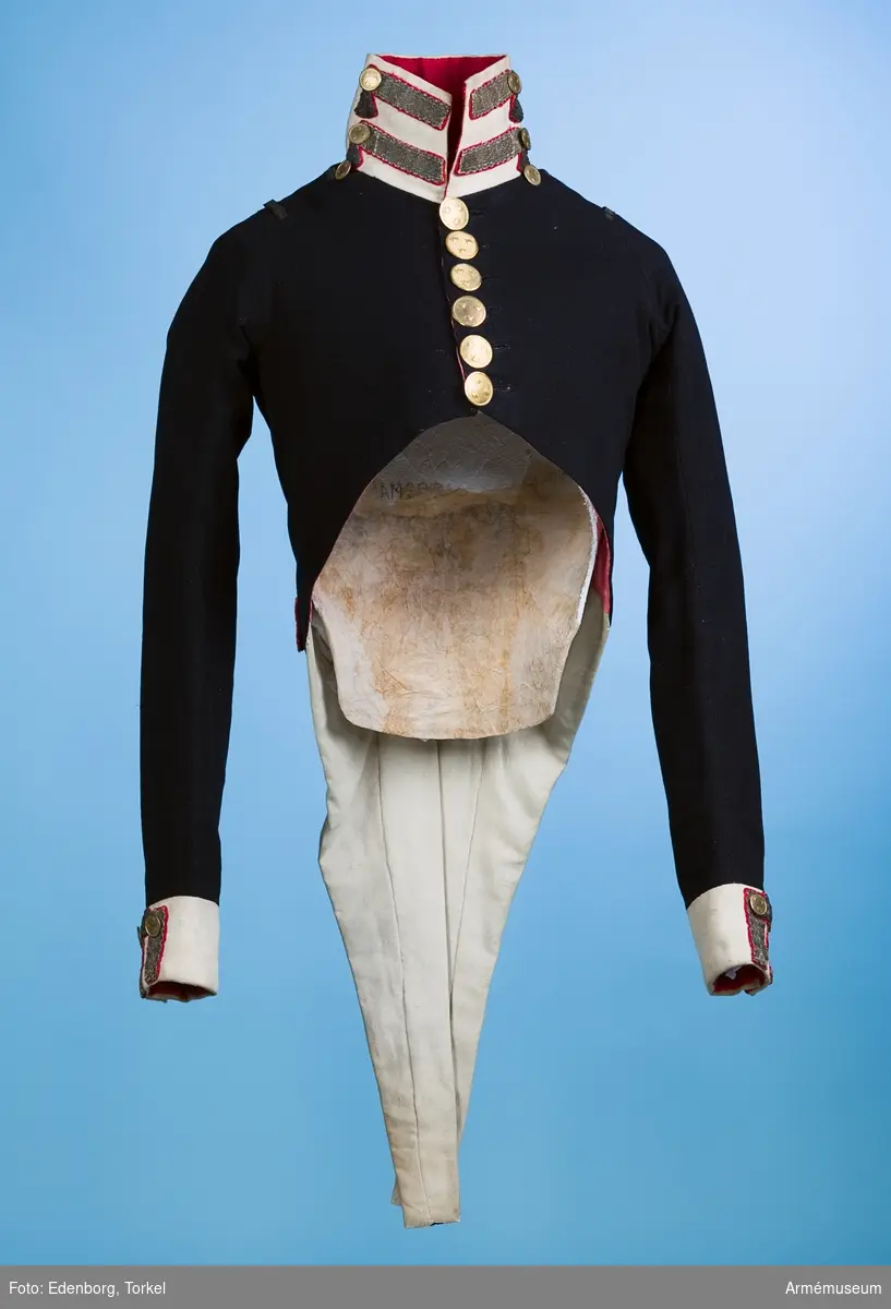 Mörkblå frack med vita detaljer och förgyllda mässingsknappar.

Fracken är sydd av blåsvart fint kläde, med vit, hög krage som i nacken bak går ned i en spets. Uddig guldgalon på kragen och tre knappar av mindre modell än mitt fram. Sidenband på båda axlarna för fastsättning av epåletter. Ärmuppslagen är vita med två guldgaloner på varje med knappar upptill. På bakstycket blindfickor med guldgalon på röd matta; tre stycken med knappar nedanför på frackskörten. Skörten är fodrade med vitt, tunt ylletyg som även använts till uppviken. Två granater som är en symbol för grenadjärerna är broderade  med metalltråd längst ner i skörtens spetsar.
I livet bak sitter två knappar som dekoration. Fram knäpps fracken med 6 stora guldknappar med tre kronor på räfflad botten.
Fracken är konstruerad med fram- och sidstycken i ett. Sidorna går ner och bildar tudelat frackskört bak. Båden har varit fodrad med rött fint ylletyg, troligen en rask. Under konservering har fodret ersatts med rosa sidentyg i sidorna. Ärmarna är fodrade med fint vitt linne, men den nederste delen av ärmen har en infodring av samma röda tyg som i bålen.
