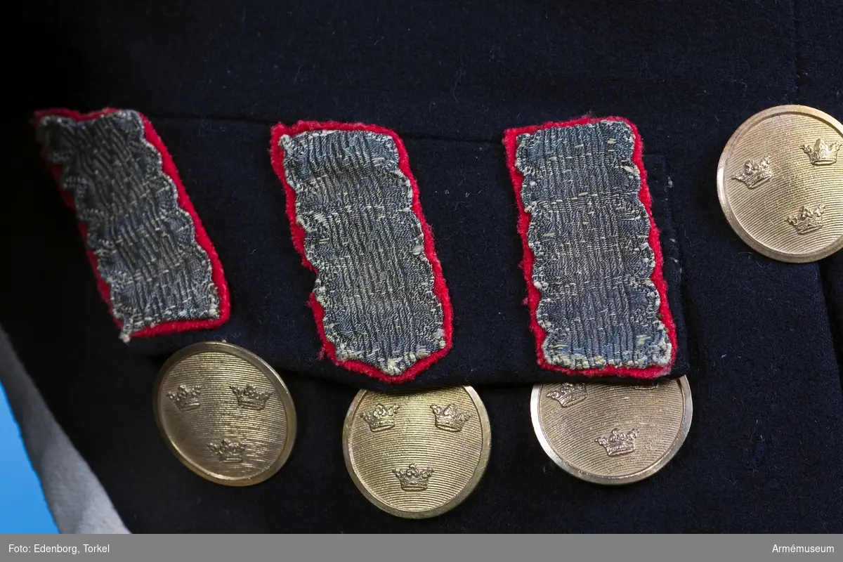 Mörkblå frack med vita detaljer och förgyllda mässingsknappar.

Fracken är sydd av blåsvart fint kläde, med vit, hög krage som i nacken bak går ned i en spets. Uddig guldgalon på kragen och tre knappar av mindre modell än mitt fram. Sidenband på båda axlarna för fastsättning av epåletter. Ärmuppslagen är vita med två guldgaloner på varje med knappar upptill. På bakstycket blindfickor med guldgalon på röd matta; tre stycken med knappar nedanför på frackskörten. Skörten är fodrade med vitt, tunt ylletyg som även använts till uppviken. Två granater som är en symbol för grenadjärerna är broderade  med metalltråd längst ner i skörtens spetsar.
I livet bak sitter två knappar som dekoration. Fram knäpps fracken med 6 stora guldknappar med tre kronor på räfflad botten.
Fracken är konstruerad med fram- och sidstycken i ett. Sidorna går ner och bildar tudelat frackskört bak. Båden har varit fodrad med rött fint ylletyg, troligen en rask. Under konservering har fodret ersatts med rosa sidentyg i sidorna. Ärmarna är fodrade med fint vitt linne, men den nederste delen av ärmen har en infodring av samma röda tyg som i bålen.