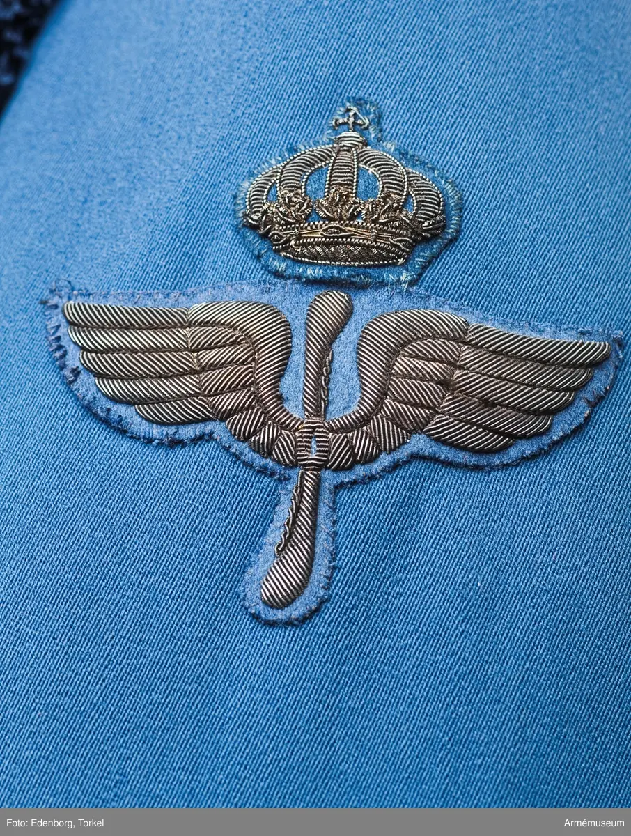I den vänstra innerfickan finns en etikett med text: "Militär Ekiperings AB Kungl. Hofleverantör MEA Stockholm, den 6/2 1926 Herr Fänrik H. von Schinkel".